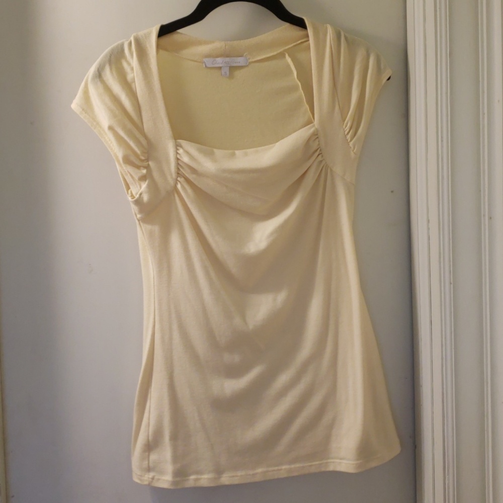 Cute pale yellow tshirt